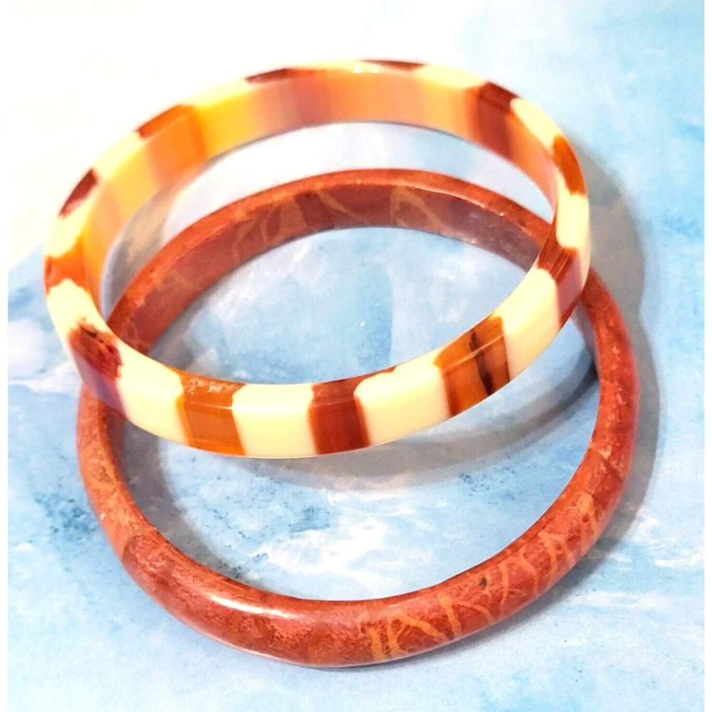 2 Vintage Lucite Bangle Bracelets- Root Beer & White Striped, Marbled MOD‎ bn-2